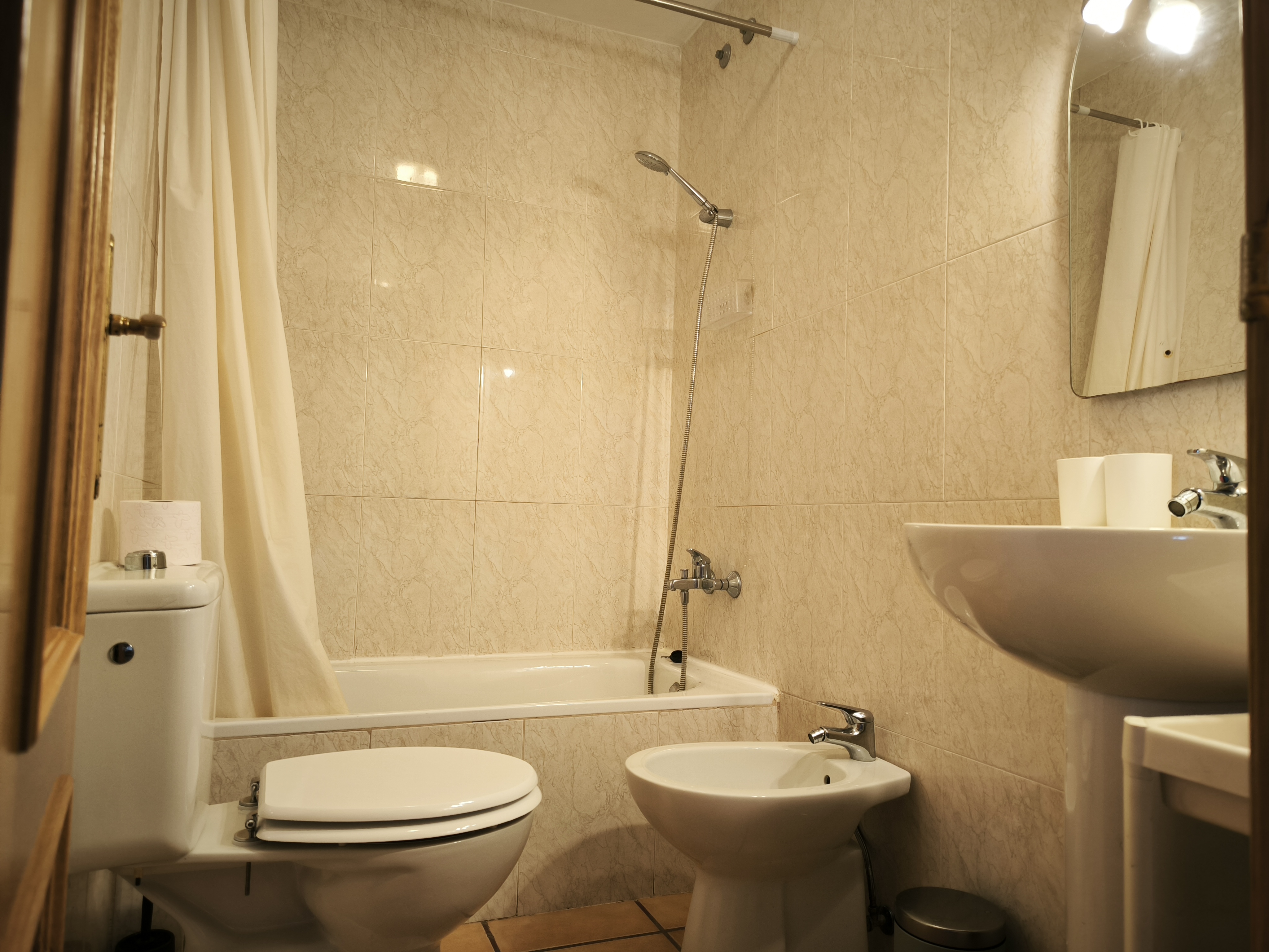 Shared bathroom (1st floor)