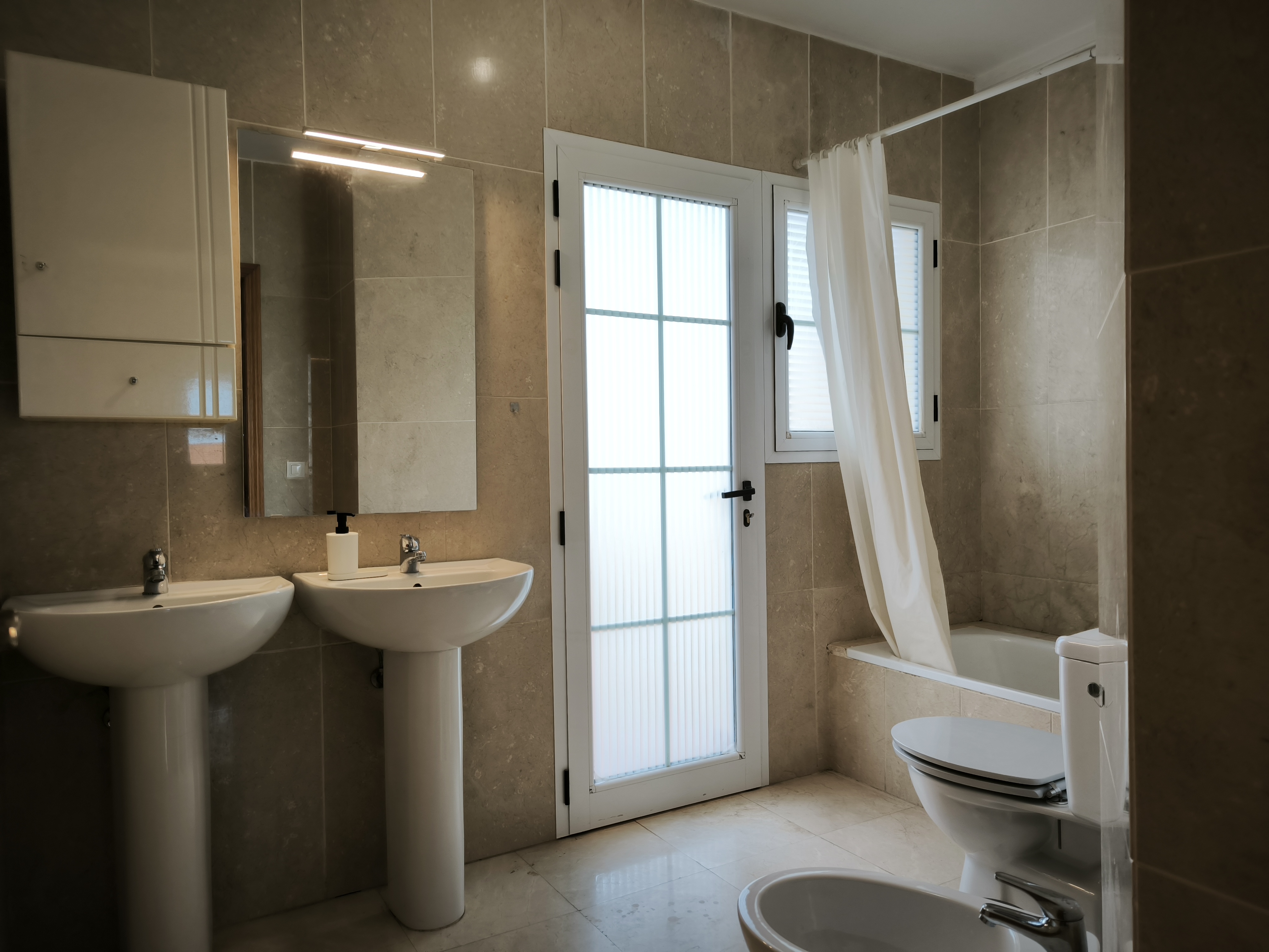 Private bathroom (2nd floor)