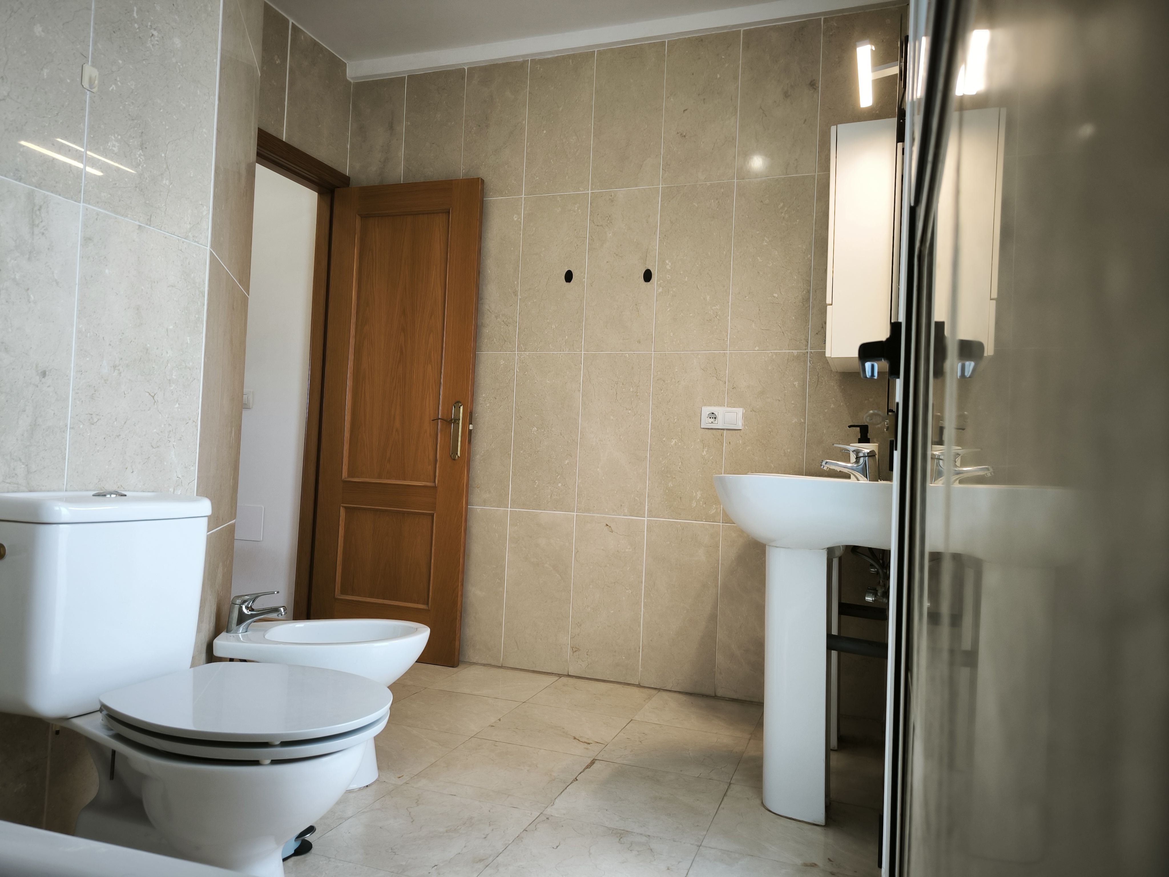 Private bathroom (2nd floor)